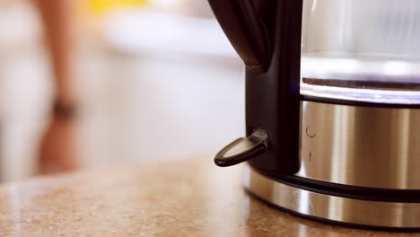 manos en el hervidor, electrodomésticos de cocina