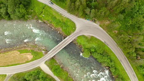 Puente-De-Carretera-Corta-Sobre-Un-Curso-De-Agua-Que-Fluye