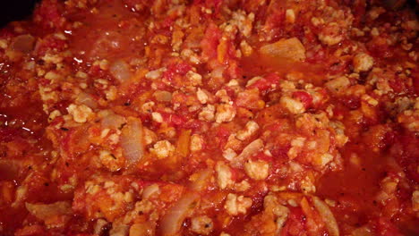 zoom out en una salsa boloñesa tradicional hirviendo