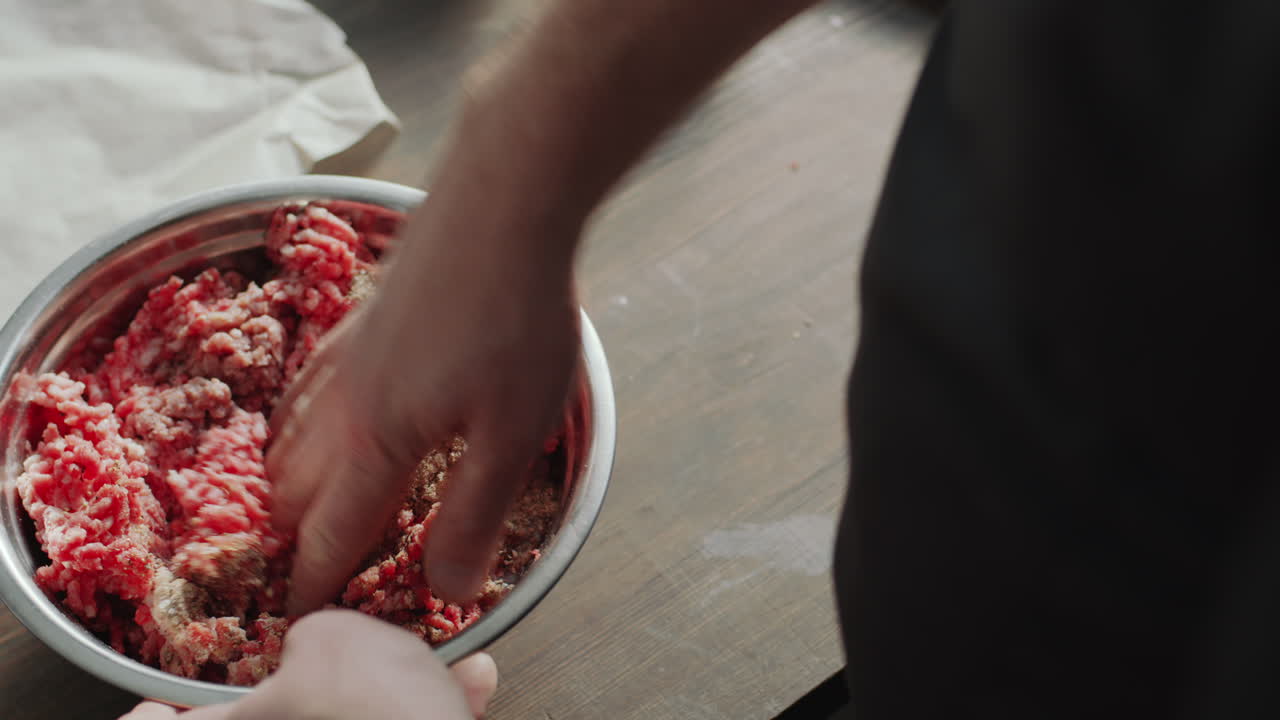 mezclar carne molida con especias