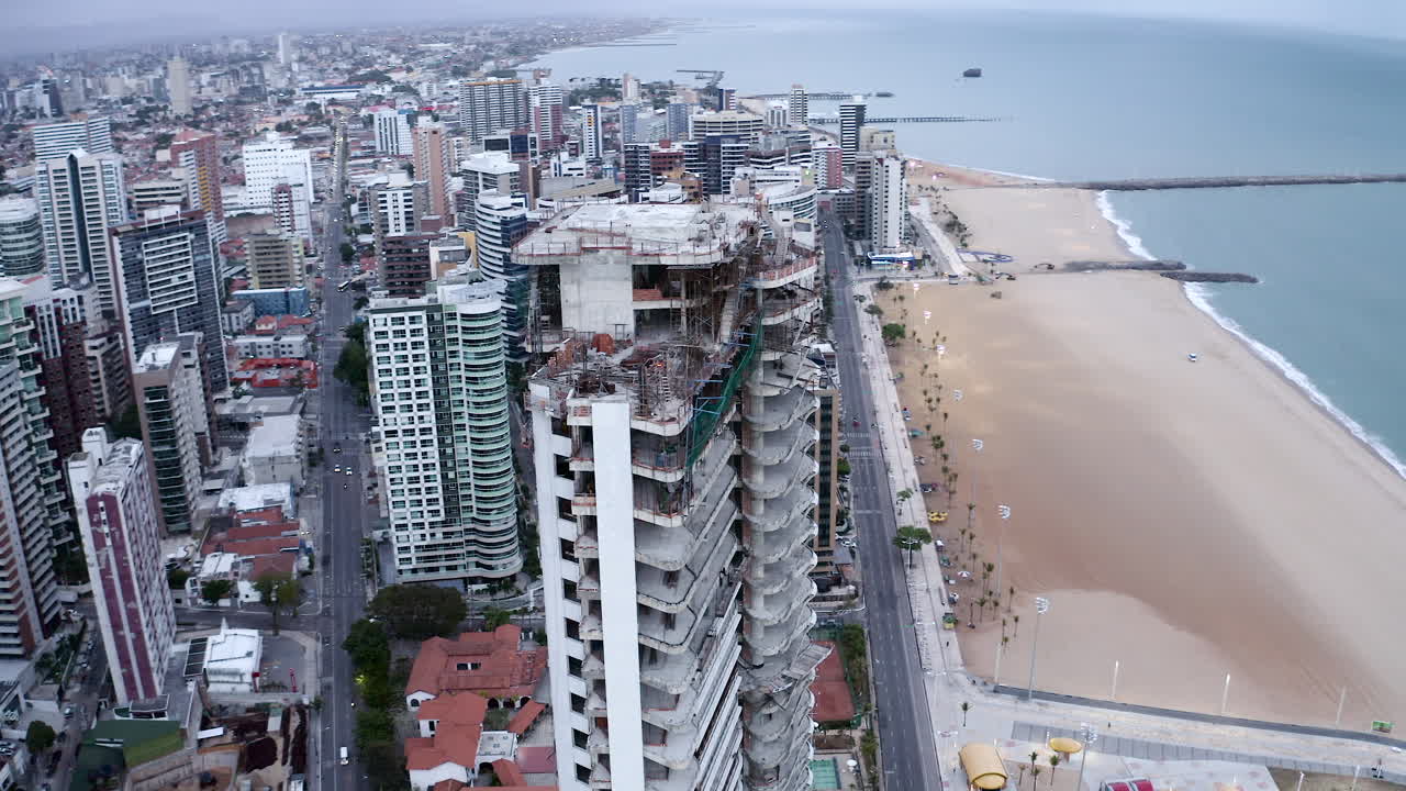 construcción cerca de la playa de fortaleza al amanecer con una tormenta en el fondo