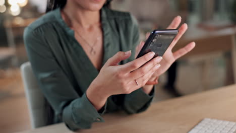 mujer, manos y teléfono en la oficina en la comunicación