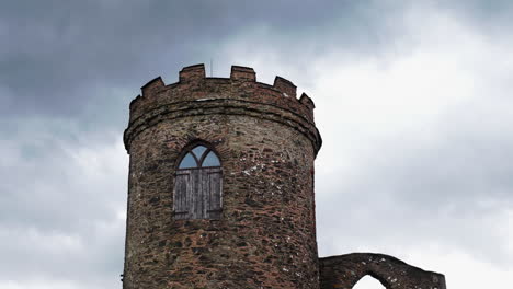 Lapso-De-Tiempo-De-La-Torre-Del-Castillo-Con-Nubes-De-Tormenta-En-El-Cielo