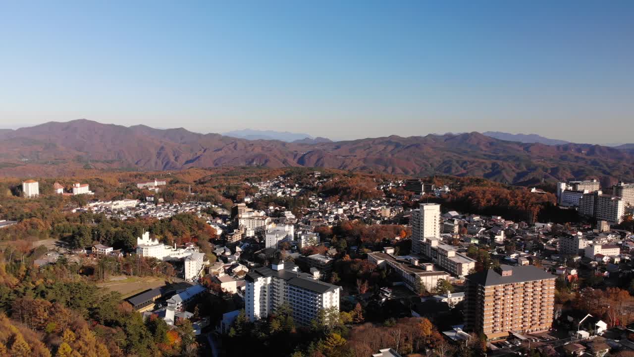 antena giratoria izquierda sobre la ciudad turística de aguas termales kusatsu onsen en japón