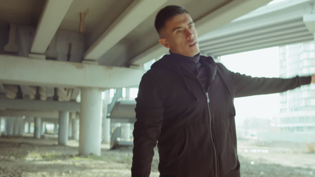 야외 에서  ⁇  구부림 운동 을 하는 운동 선수