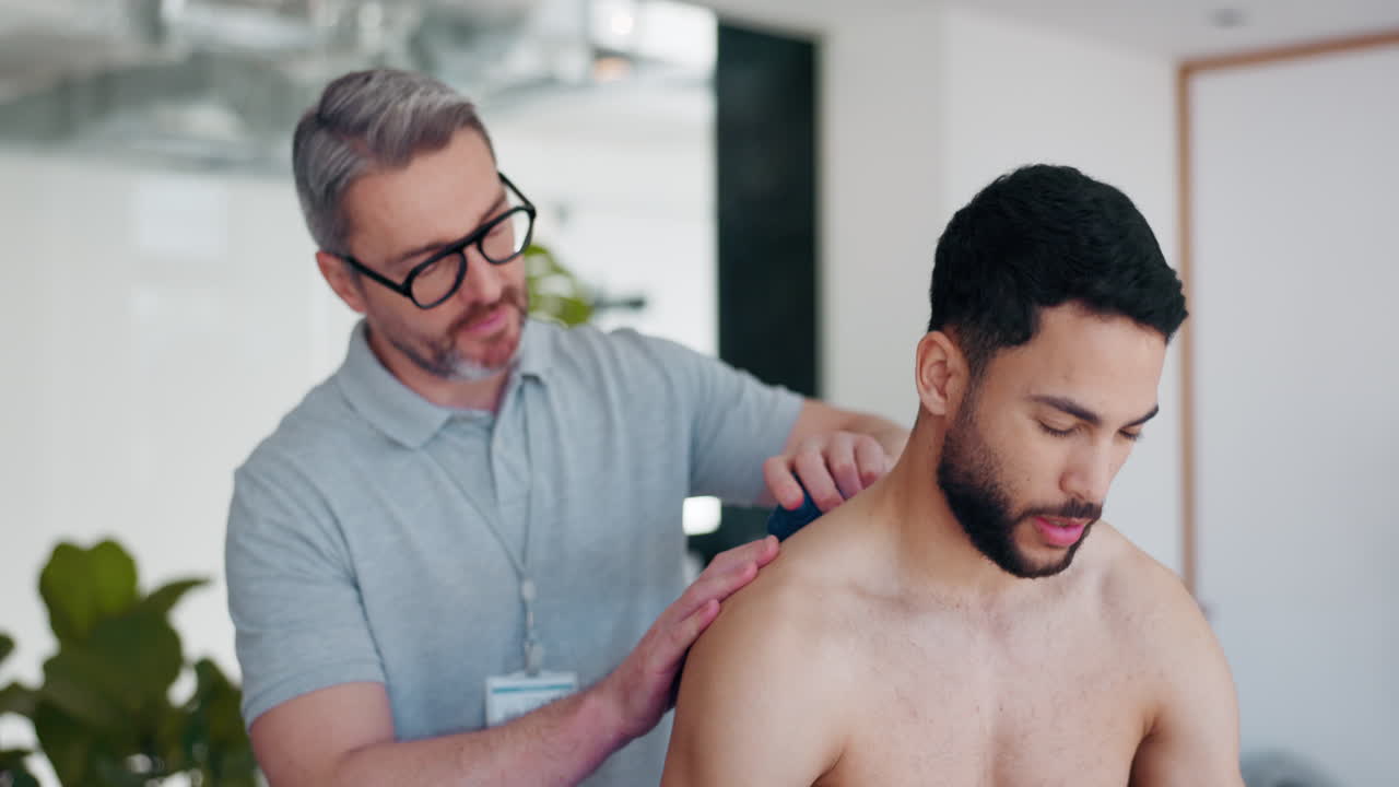 발, 웰니스 또는 휴식을 취하기 위해 물리치료에 있는 사람