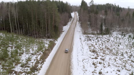 Erster-Schnee-Auf-Schotterstraße-In-Nordeuropa