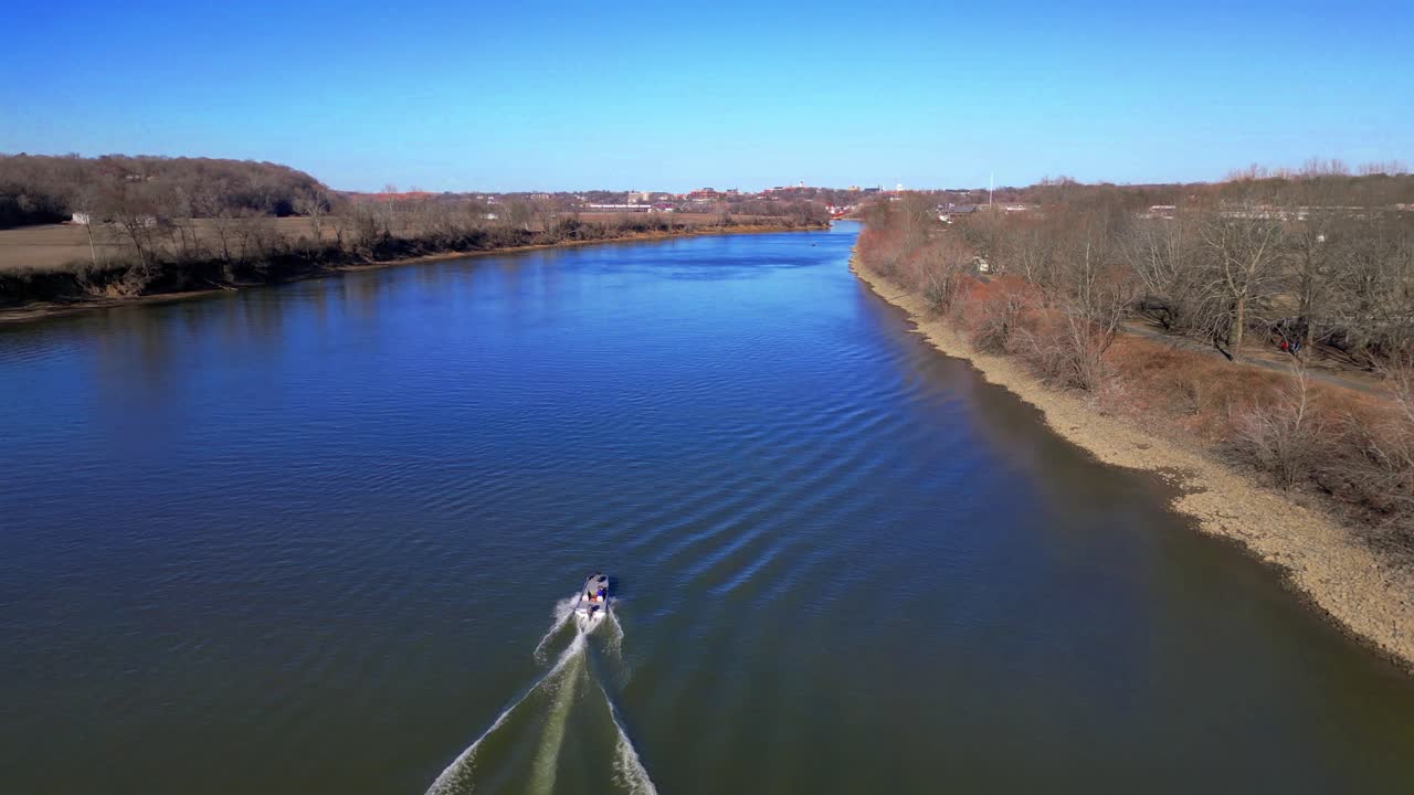 Seguindo uma lancha no Rio Cumberland, em Clarksville, Tennessee.