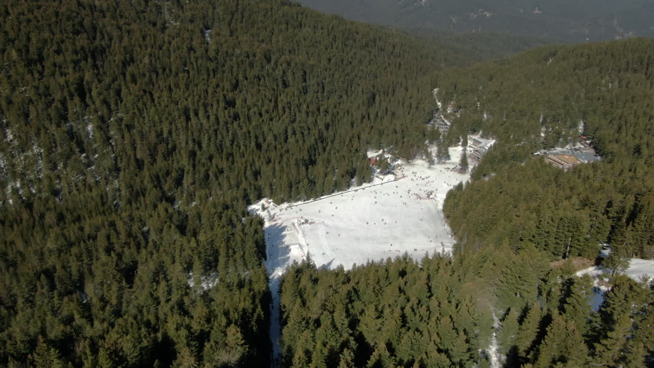 tiro de drone de pico nevado y pista de esquí en malyovitsa en bulgaria