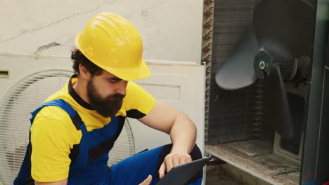 Un-Ingeniero-Busca-En-Línea-Un-Nuevo-Ventilador