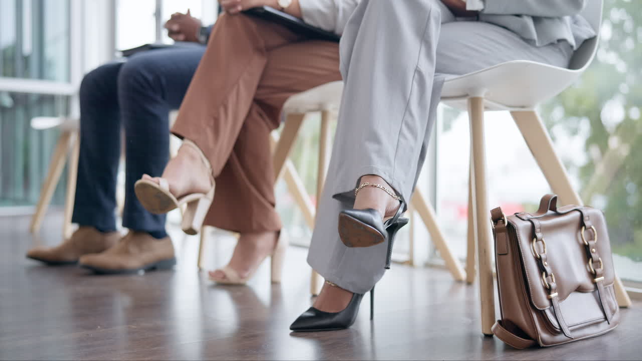 contratación, sala de espera y piernas de personas de negocios