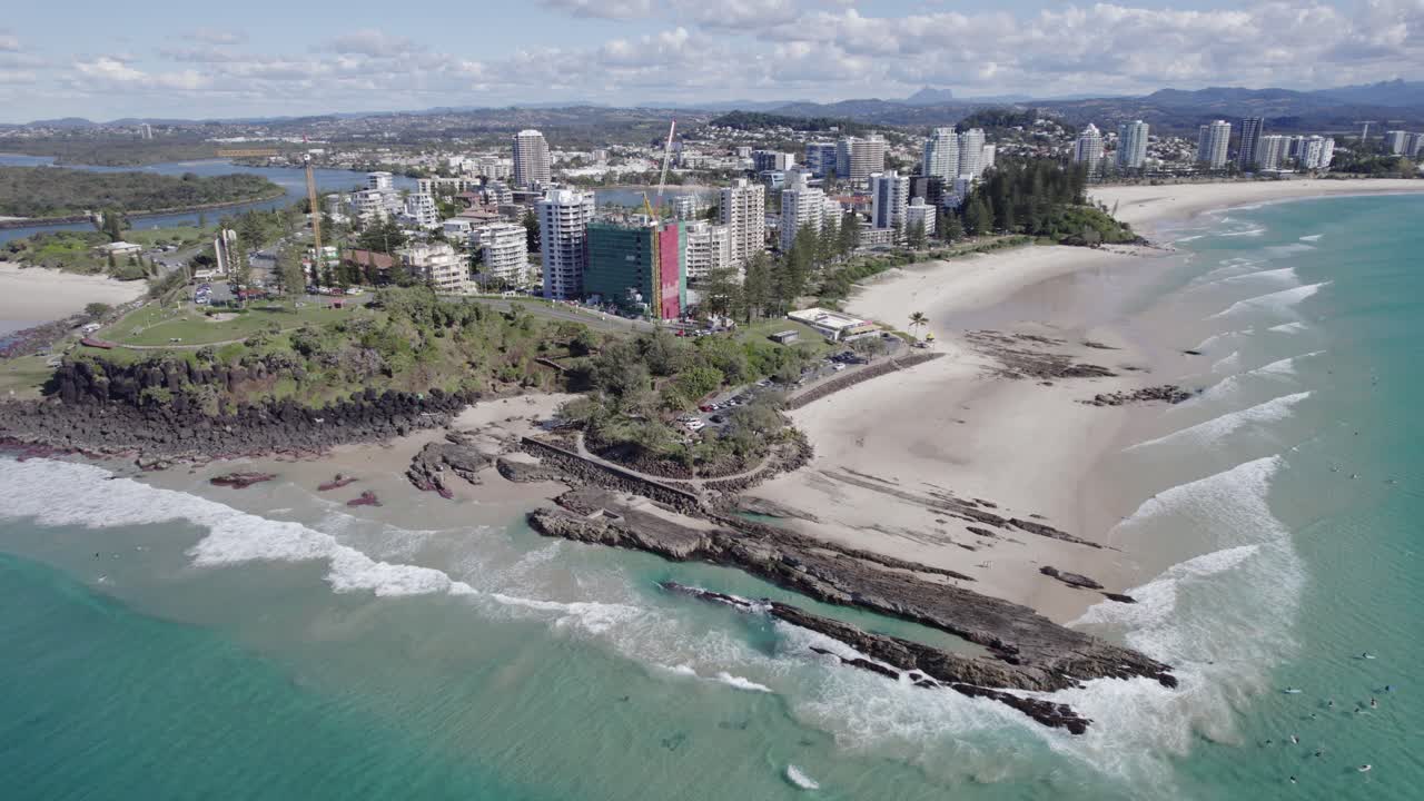 쿨랑가타, 깃대 해변, 호주 퀸즐랜드의 레인보우 베이 옆에 있는 스내퍼 바위의 공중 전망
