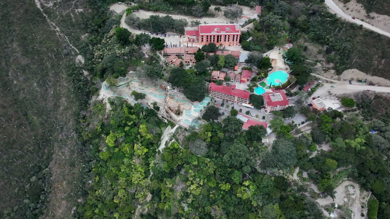vista general a la derecha de las aguas termales y hoteles grutas de tolantongo, hidalgo, méxico