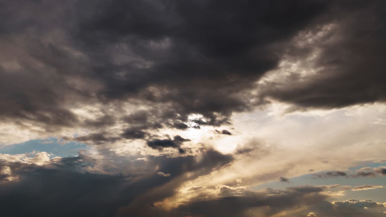 dramático atardecer cielo lapso de tiempo, luz solar brillante y silueta oscura de las nubes como fondo