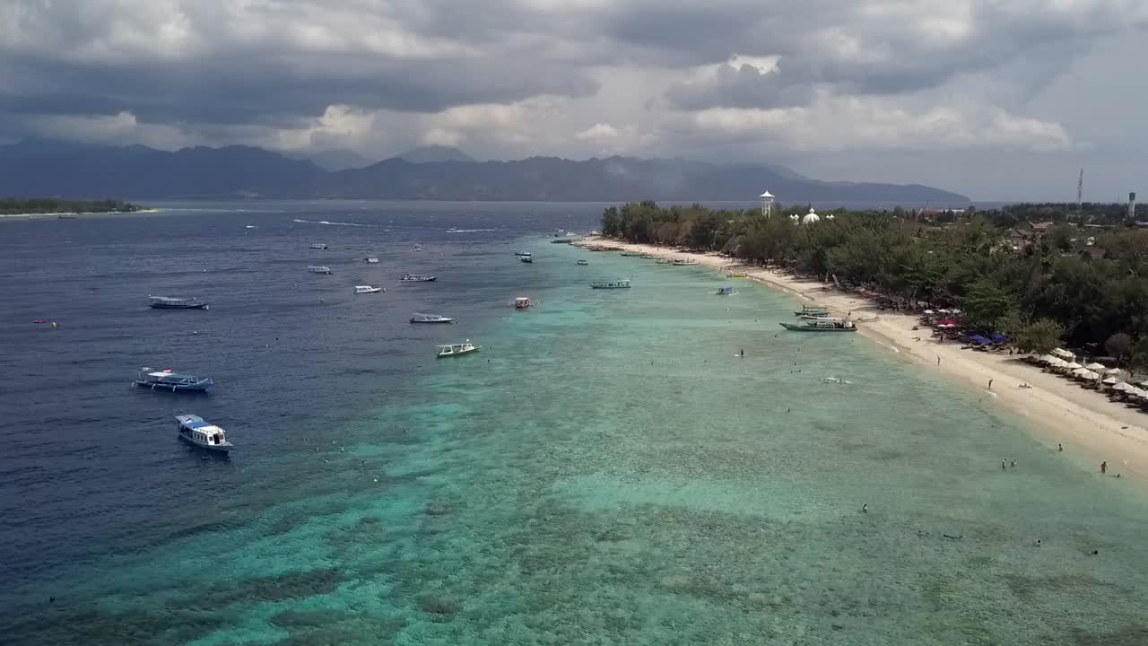 vacaciones paraíso turquesa aguas cristalinas increíble vista aérea vista panorámica de vuelo imágenes de drones de la playa de gili trawangan bali indonesia 2017 vista cinematográfica desde arriba por philipp marnitz