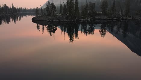 revelando el amanecer con la montaña junto al lago