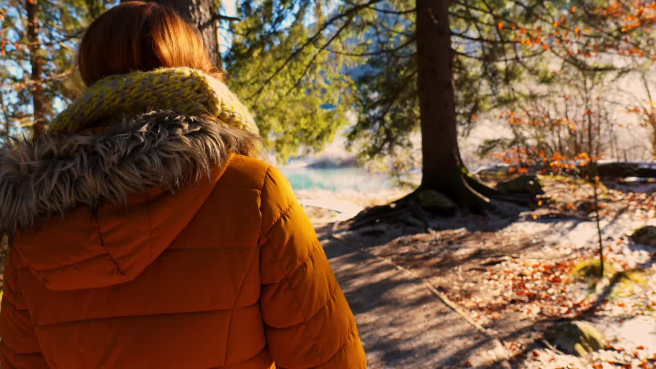 video de 4k de una joven caucásica caminando en el bosque cubierto de nieve