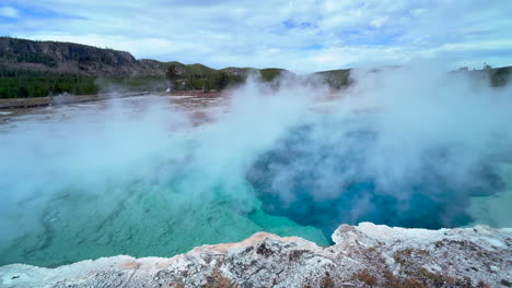 Excelsior-Geysir-Krater-Auf-Halbem-Weg-Geysir-Becken-Grand-Prismatic-Spring-Yellowstone-Nationalpark-Old-Faithful-Grand-Loop-Malerisches-Wyoming-Idaho-Nebel-Dampf-Thermallicht-Buntes-Aqua-Blauer-Morgen-Filmisches-Standbild