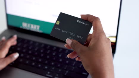 e-commerce, carta di credito e digitazione su laptop