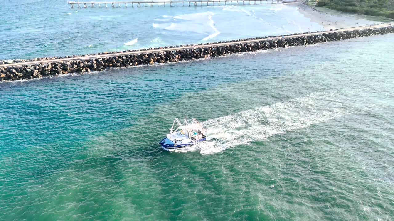 바다 물 을 항해 하는 트롤어 의 공중 사진