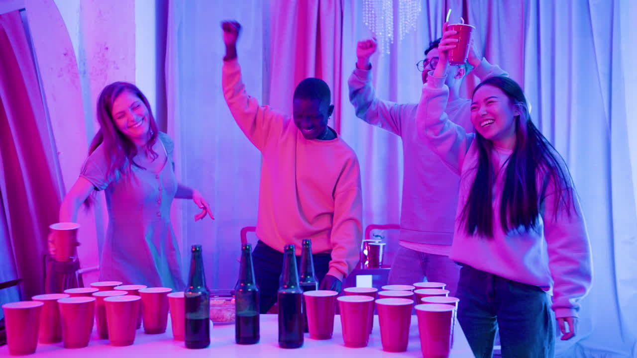 집에서 파티를 하는 동안 행복한 다민족 젊은 친구들이 춤을 추고 즐거운 시간을 보냅니다.