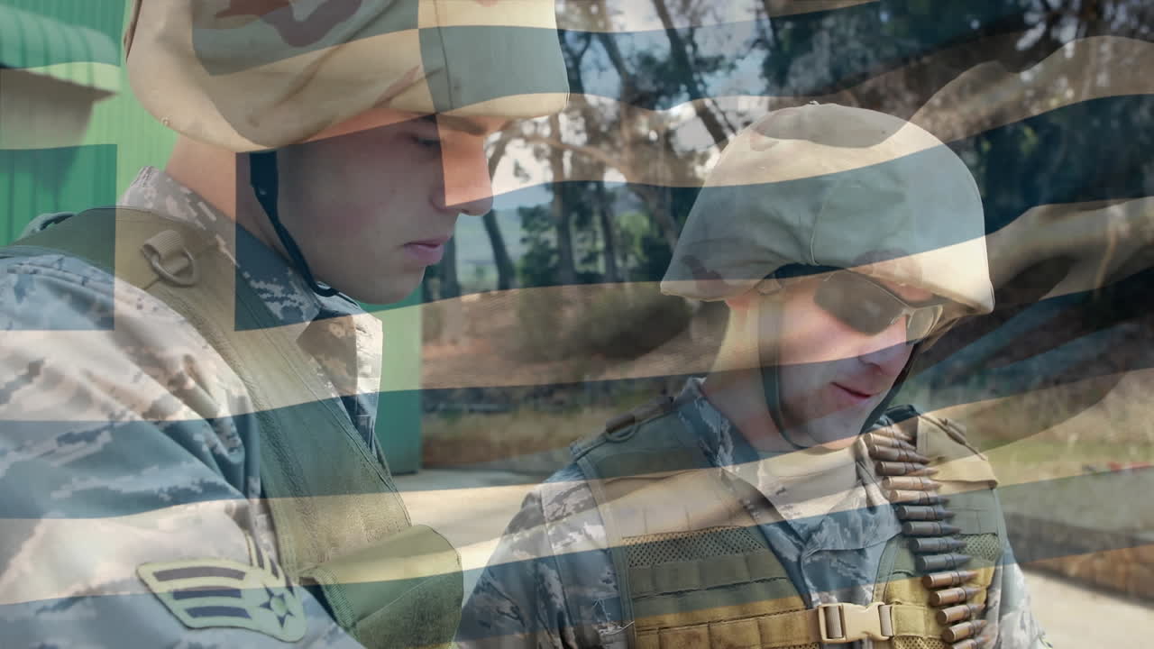 composición digital de ondear la bandera de grecia contra dos soldados que leen un mapa en el campamento de entrenamiento