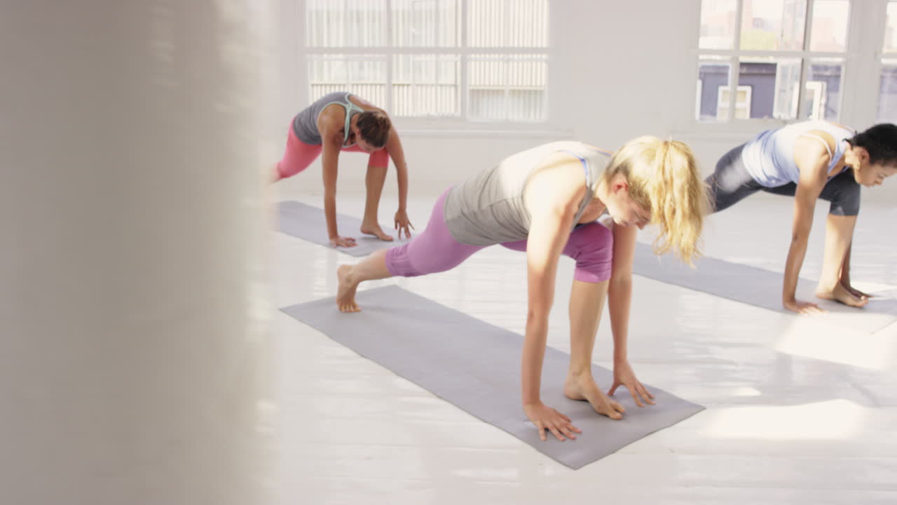 요가 수업 여러 인종의 여성 그룹 피트니스 운동 건강한 라이프 스타일