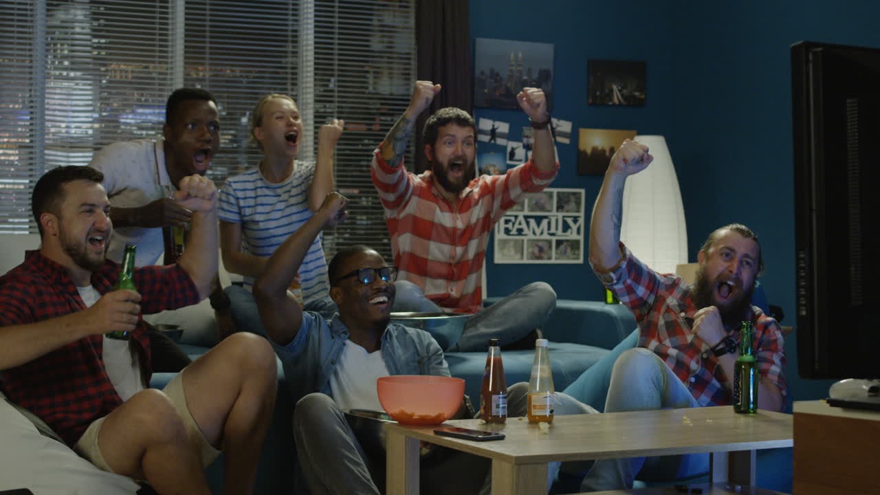 amigos celebrando en casa