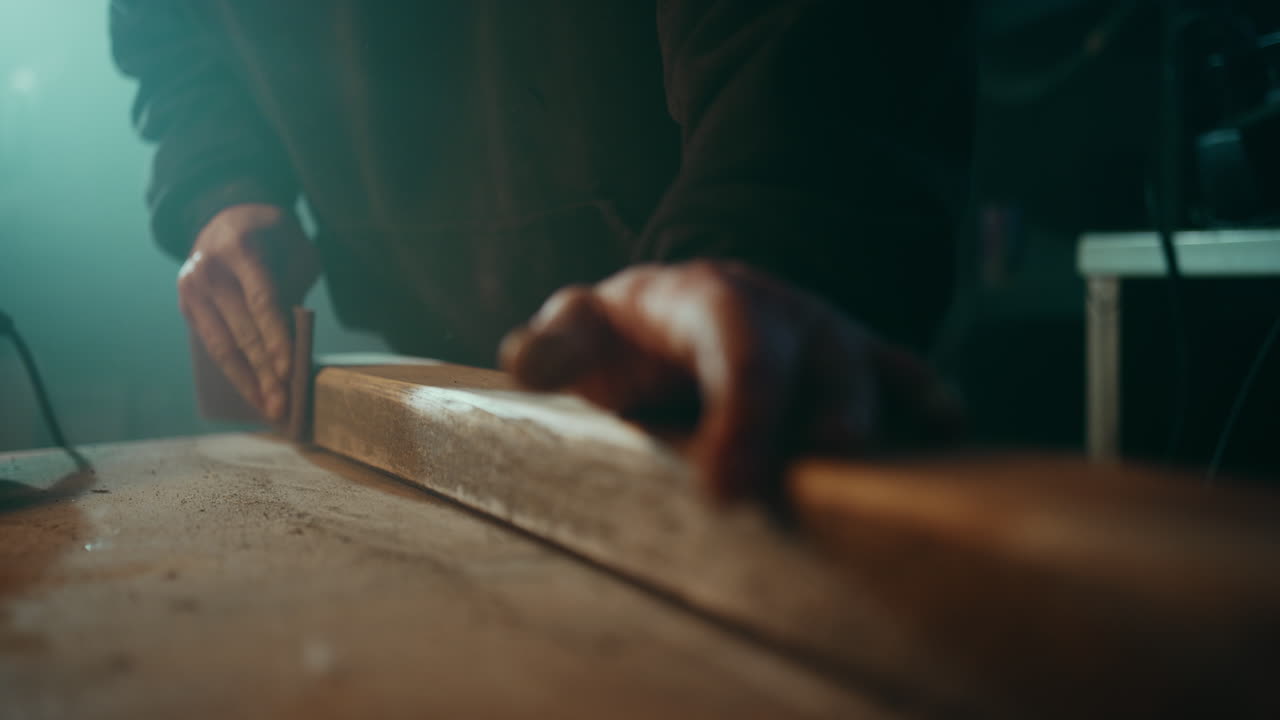 lijar la superficie de una tabla de madera para prepararla para la pintura