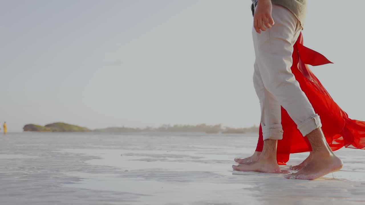 아름다운 인도양의 백사장에서 맨발로 걷는 커플