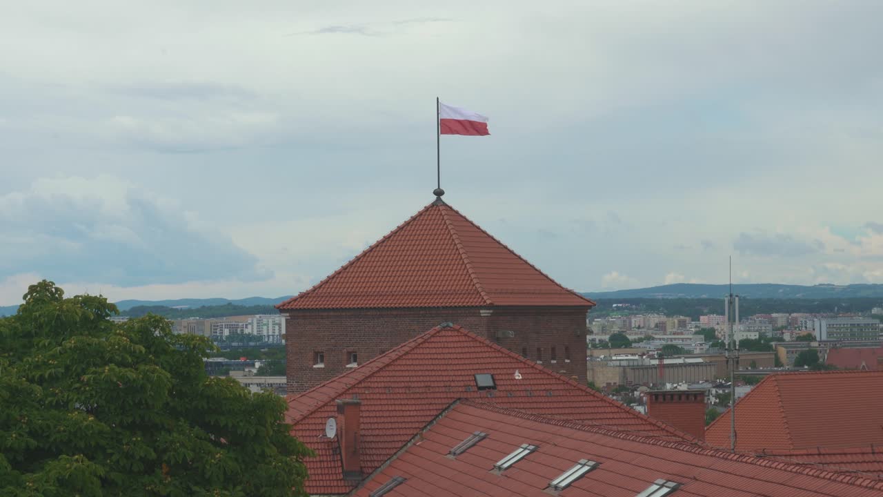 Королевский Вавельский замок и Готический собор в Кракове, Польша, с башнями Сандомирская и Сенаторская, польский флаг на башне.