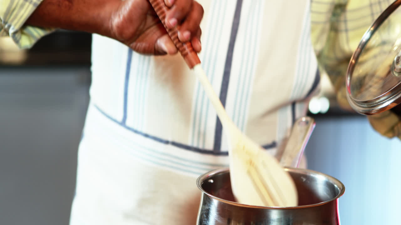 Uomo senior che prepara alimento in cucina