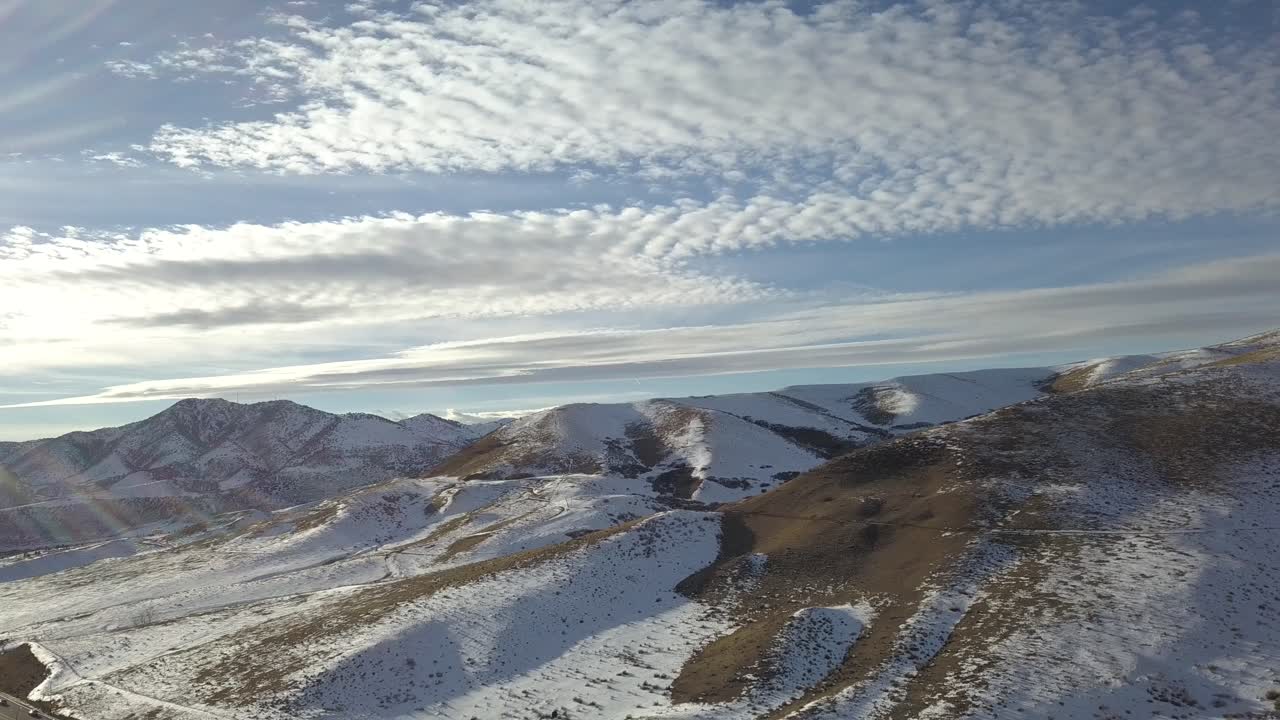 una hermosa montaña, nubes cirros, cielos azules