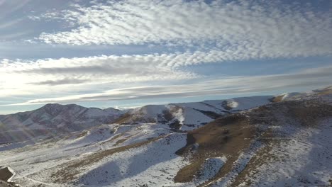 A-beautiful-mountain-pan,-cirrus-clouds,-blue-skies