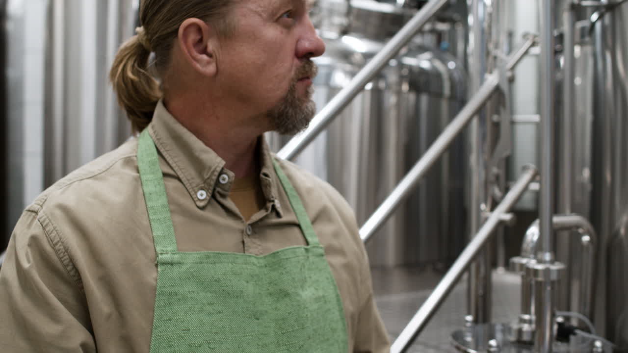 зрелый человек на фабрике