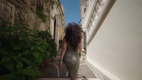 mujer caminando explorando la ciudad de diamante sur de italia explorando 01