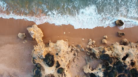 Drone-Aéreo-Ojo-De-Pájaro-Paisaje-Escénico-Promontorio-Rocoso-Costa-Arena-Playa-Orilla-Olas-Naturaleza-Viajes-Turismo-Praia-Portugal-Europa-4k