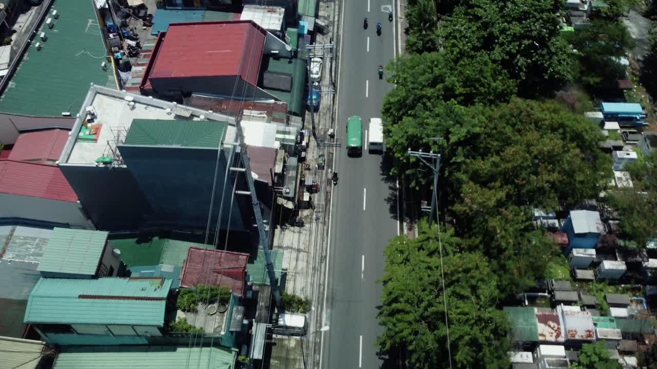 필리핀 마닐라 의 거리 에서 지나가는 자동차 들 의  ⁇  다운 드론 촬영