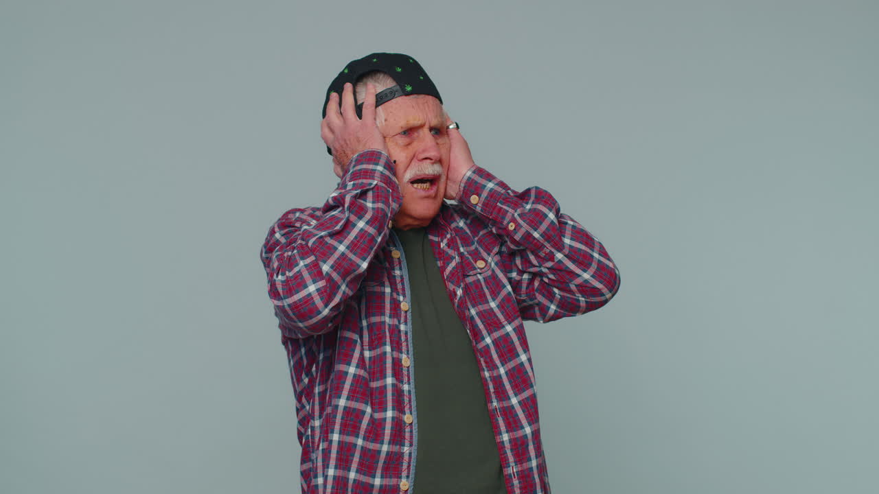 hombre asustado temeroso, cubriendo los oídos, cumpliendo con su propia fobia, evidencia evento de horror, gritando fuerte