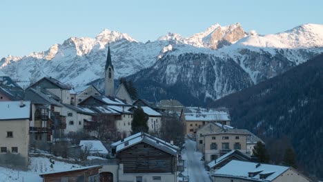 Blick-Auf-Ein-Kleines-Bergdorf-Und-Eine-Kirche-In-Guarda,-Schweiz