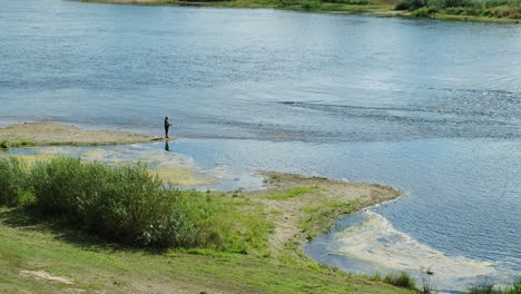 Angeln-Im-Fluss-Nemunas-In-Kaunas,-Litauen