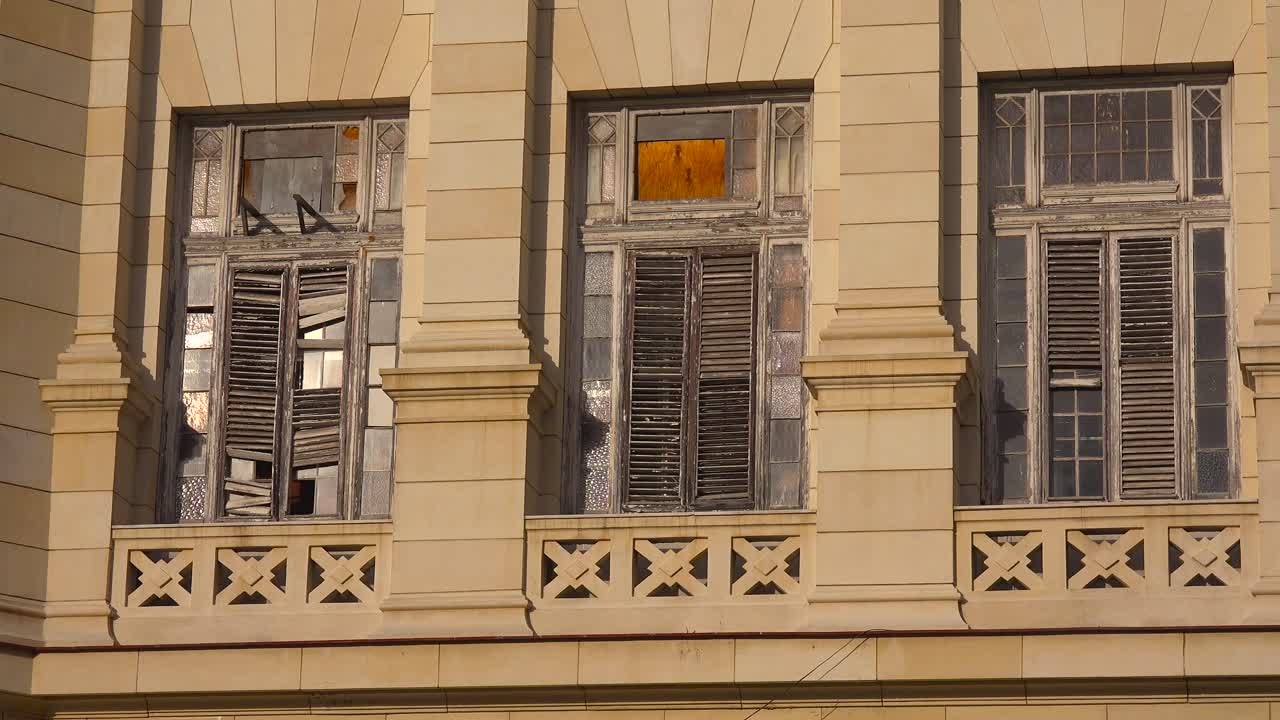 viejas ventanas en descomposición en un edificio en la habana cuba