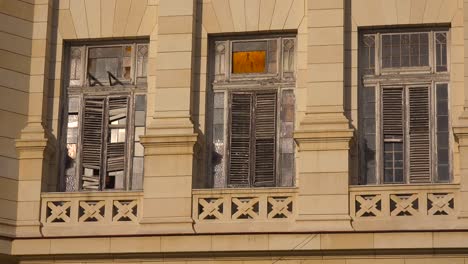 viejas ventanas en descomposición en un edificio en la habana cuba