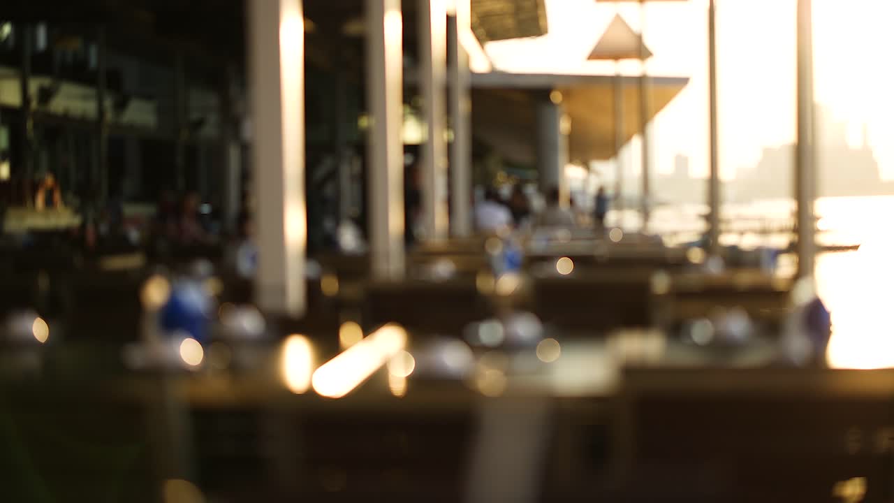 해변 레스토랑 설정의 흐릿한 시각