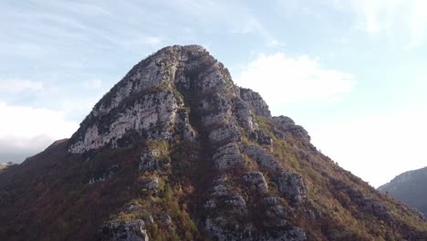 vista panorámica aérea del pico monte cigno, en los apeninos italianos
