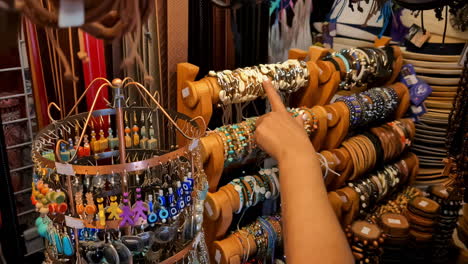 Kunsthandwerkliche-Armbänder-Und-Schmuck---Handgefertigte-Modeaccessoires-Auf-Einem-Markt