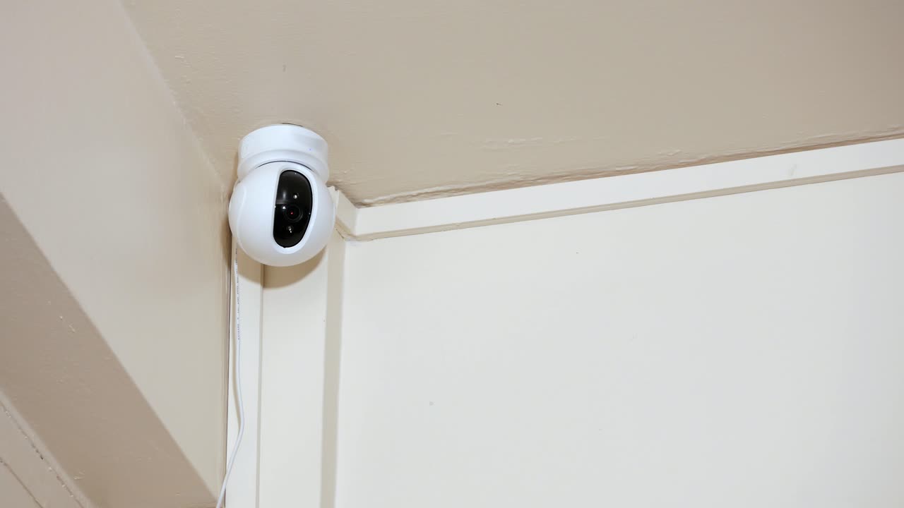 cámara de seguridad ip, concepto de sistema de seguridad doméstico para vigilancia y protección cámaras cctv son una tendencia creciente en una casa conectada