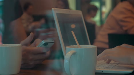 descanso de té con móvil y portátil