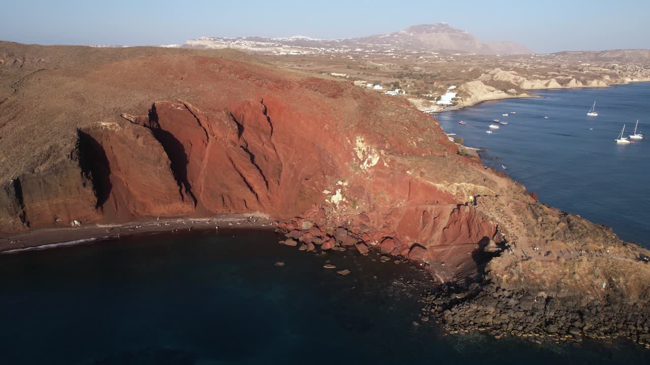 vista aérea de la playa roja y la pintoresca costa de la isla de santorini, grecia