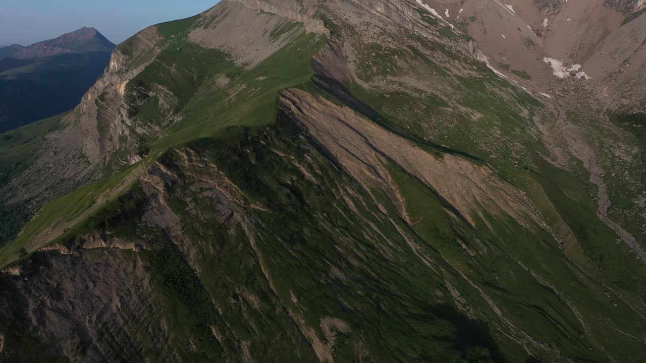 montanha gramada nos alpes franceses